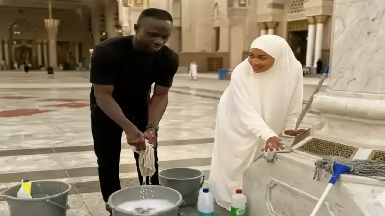 تصرف عفوي من ساديو ماني وزوجته داخل المسجد النبوي يثير إعجاب المسلمين